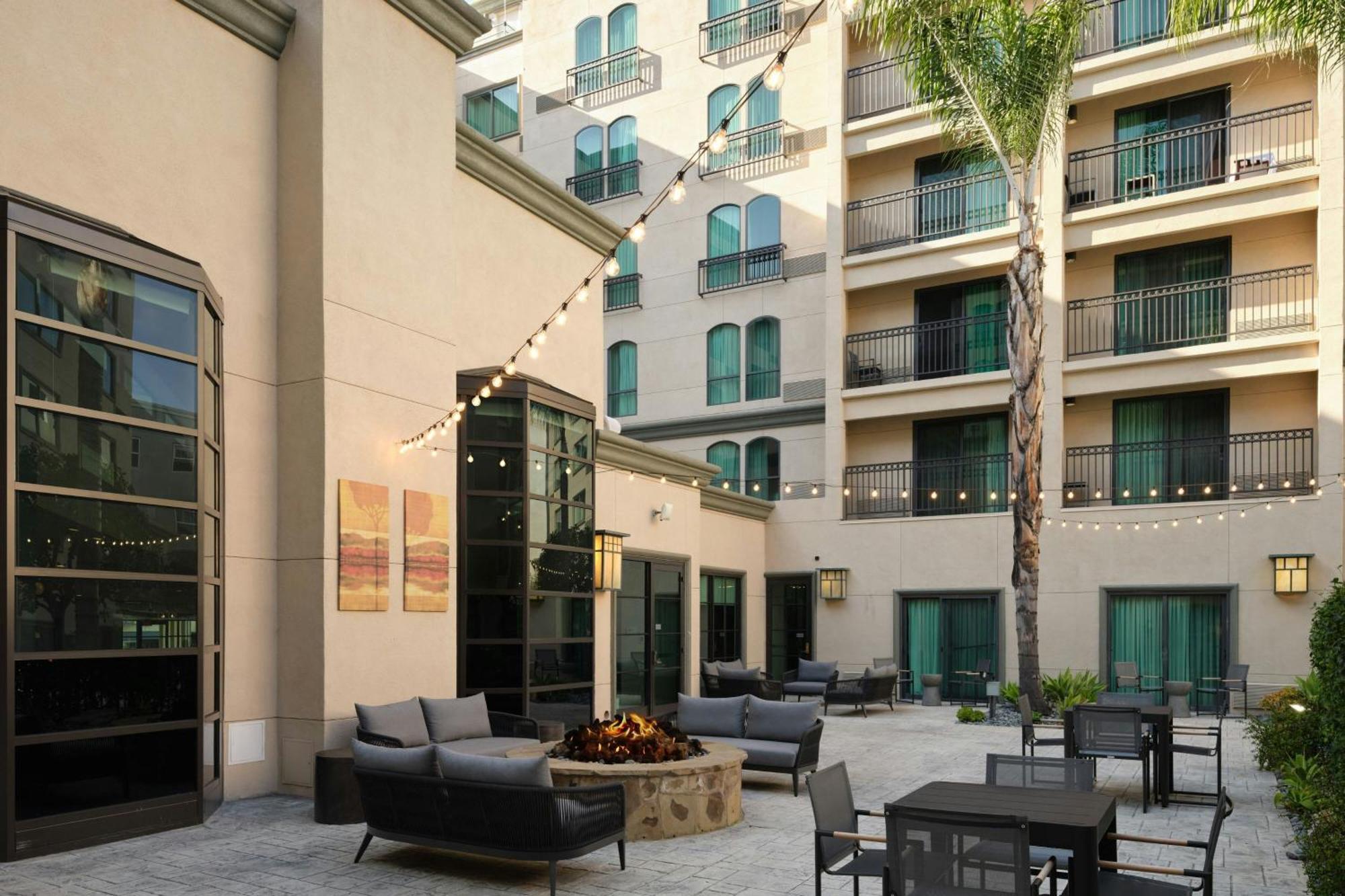 Courtyard By Marriott Angeles Old Town Hotel